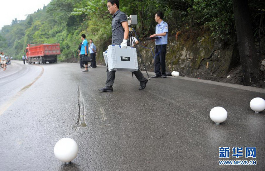 几名交警部门和司法鉴定部门的技术人员正在针对事故车辆在公路上留下的痕迹进行技术勘察（8月20日）。 
