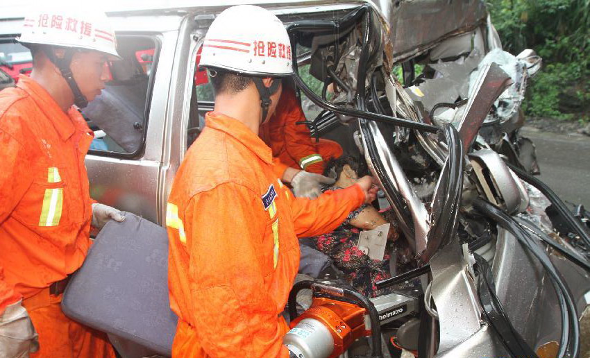 消防官兵利用液压扩张器破拆车门（8月20日摄）。 