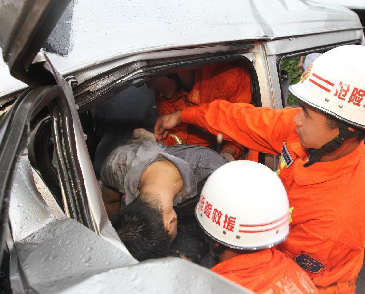  消防官兵救出被困人员（8月20日摄）。 