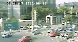 图④：协警从地上爬起来，找奥拓司机理论。 交警供图