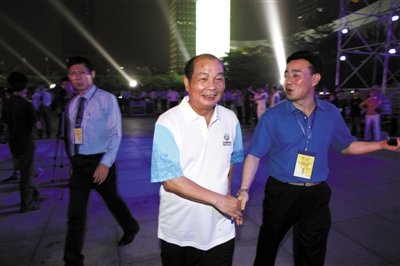 2011年5月4日,深圳第26届世界大学生夏季运动会倒计时100天誓师大会,深圳原副市长梁道行进入会场。图/CFP