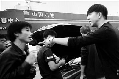 10月4日,洗车行领班(图右)斥责智障工吴发兵的哥哥吴剑兵。