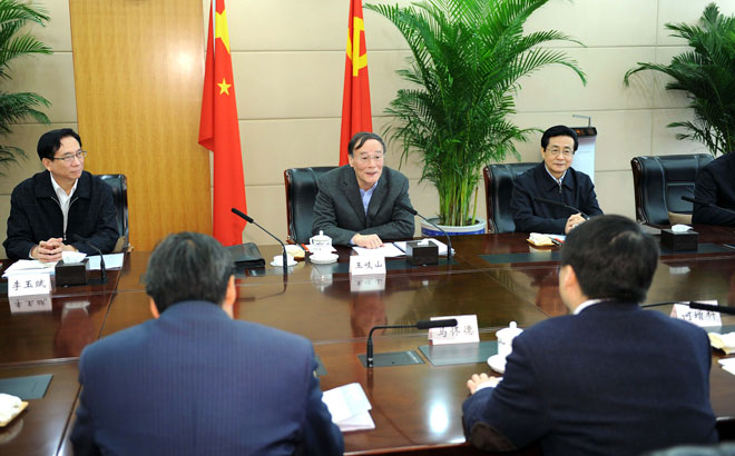11月30日，中共中央政治局常委、中央纪委书记王岐山在北京主持召开座谈会，听取专家学者对党风廉政建设和反腐败工作的意见和建议。新华社 记者 李涛 摄.jpg
