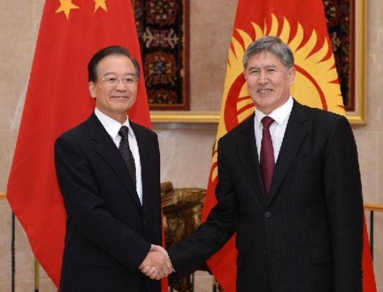 温家宝会见吉尔吉斯斯坦总统阿坦巴耶夫 12月4日，国务院总理温家宝在比什凯克会见吉尔吉斯斯坦总统阿坦巴耶夫。 新华社记者 谢环驰 摄