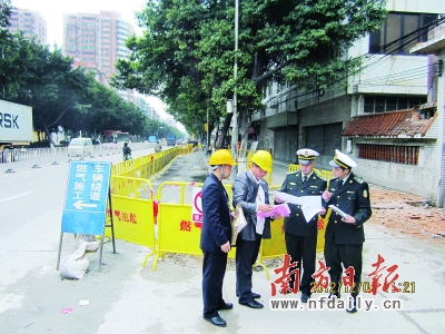 执法人员检查围蔽设施。资料图片