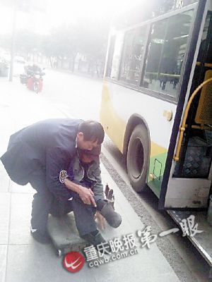 公交司机3次抱残疾乞丐上下车称系举手之劳（图）