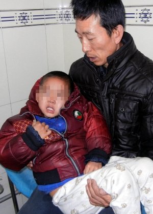 甘肃幼儿园女教师踢伤5岁男孩下体被拘15天
