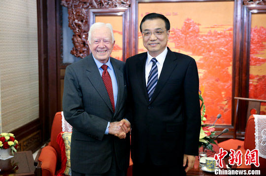   12月11日，中国国务院副总理李克强在北京中南海紫光阁会见美国前总统吉米·卡特一行。中新社发 杜洋 摄