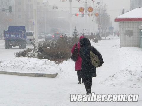 黑龙江大庆再现降雪 不利道路交通（组图）