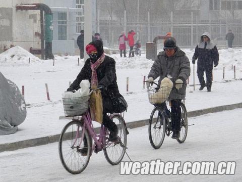 黑龙江大庆再现降雪 不利道路交通（组图）