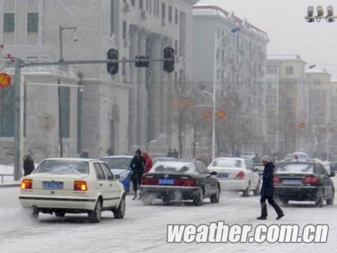 黑龙江大庆再现降雪 不利道路交通（组图）