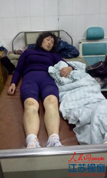 医院拒抢救遇车祸男婴致其死亡 家属跪求无人问