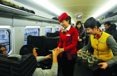 青春靓丽的高铁“动姐”为试乘旅客服务。本版摄影 记者李子云
