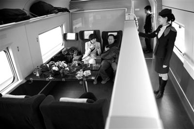 京广高铁列车一等座车厢内,乘客正在吃午餐。 京广高铁列车一等座车厢内,乘客正在吃午餐。