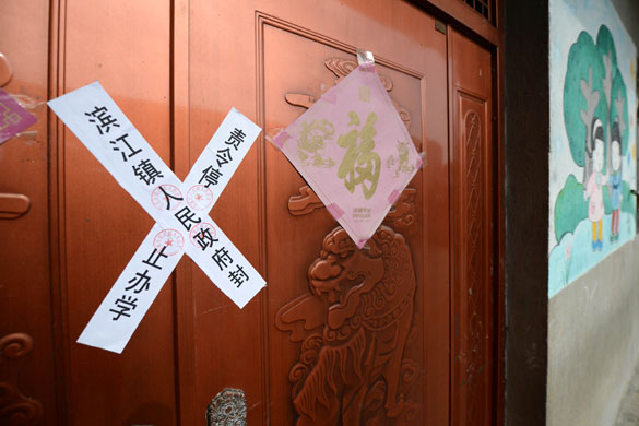 贵溪市滨江镇春蕾幼儿园大门被贴上封条(2012年12月25日摄)。