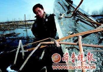 张勇奋力将一块厚厚的冰推开。