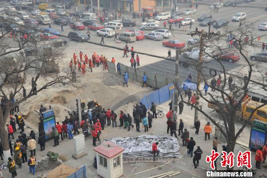 山西太原街道塌陷部分路面填平恢复通行（图）