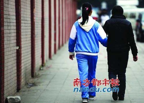 李静（化名）和妈妈一起去外面吃午餐。没有看好孩子，李静的妈妈很自责。 南都记者 陈坤荣 摄