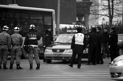 女乘客刀顶的哥要求“开快点” 的哥弃车报警
