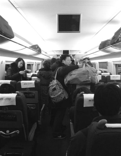 高铁故障改动车 部分乘客每人补偿145元(图) 乘客准备换乘动车。前日,北京开往上海的高铁列车发生故障,乘客只得换乘。读者供图