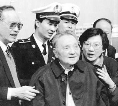李灏(左一）陪同邓小平视察。 　　（资料图片）