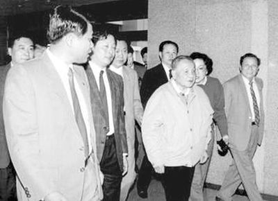 　1992年，欧广源（左一）陪同邓小平视察冰箱厂。 　　（资料图片）