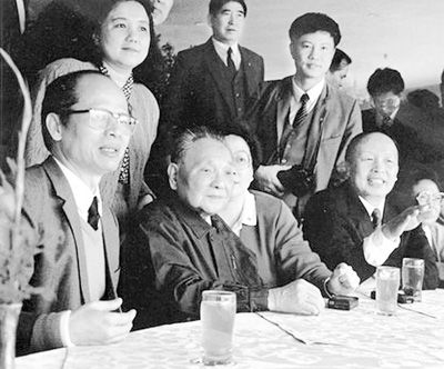 1992年，梁广大(右二）陪同邓小平视察。 　　（资料图片）