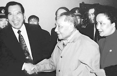 邓小平视察珠海期间，与陈开枝亲切握手。 　　（资料图片）