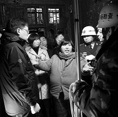 事发后,袁厉害在现场向勘察人员说明情况。王中举