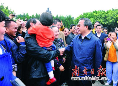 2012年12月25日,广东新任省委书记胡春华在深圳莲花山与群众亲切交流。南方日报配发的图片中,刘可为在场(胡春华右后)。王辉罗文清摄 2012年12月25日,广东新任省委书记胡春华在深圳莲花山与群众亲切交流。南方日报配发的图片中,刘可为在场(胡春华右后)。王辉罗文清摄