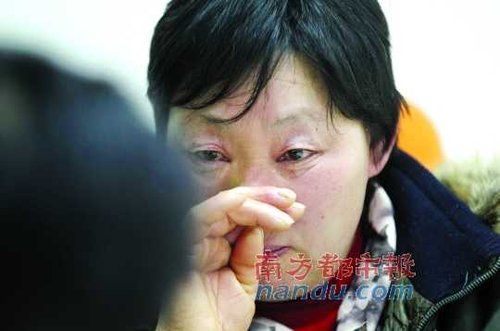听闻判决结果，被害人母亲杨书会控制不住眼泪。南都记者徐文阁摄