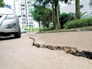 道路下沉所产生的裂缝。