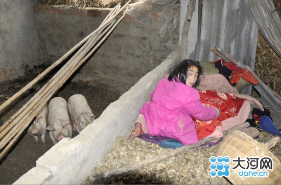 图为贫困村民与猪同住的场景(吴彦飞 摄)
