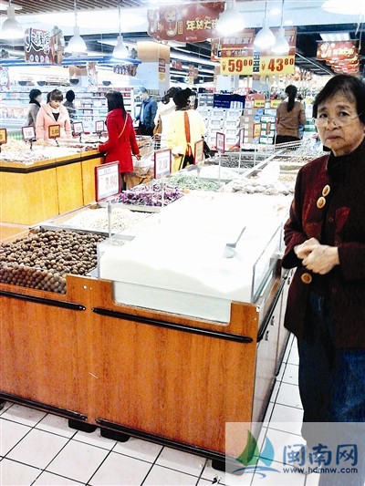 超市里，散装白糖没有遮盖