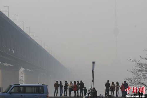 雾霾笼罩中国中东部 多地空气污染严重影响生活