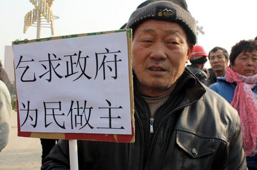 陕西民工下跪讨薪续:企业曾斥百万请张柏芝走穴