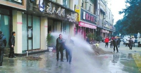 饭店用消防水枪扫射。（图据网络）
