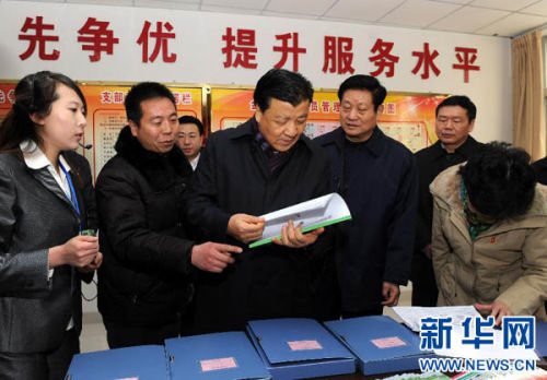 这是1月14日,刘云山在榆林市榆阳区金阳小区调研社区党建工作。新华社记者饶爱民摄