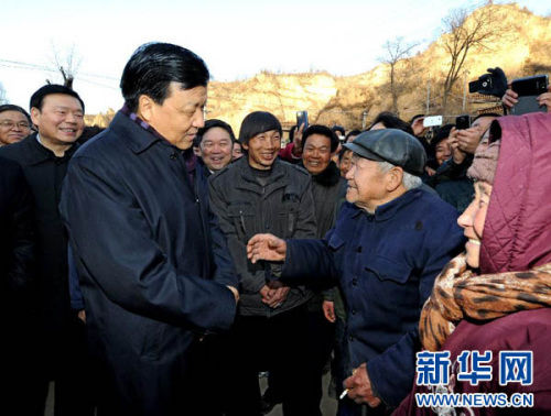 刘云山陕西调研获赠布鞋