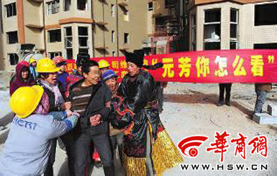 昨日，农民工们拉着劳务公司经理要钱，经 理说是甲方一直没有支付进度款项，他也讨要了多次 本报记者叶原摄
