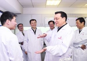在粮科院食品安全实验室，李克强向工作人员了解“真菌霉素快检方法”的应用评价工作。新华社图片