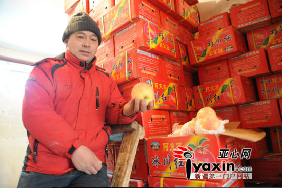 凡进店来选购水果的顾客,王德先都会向其推销自己货真价实的阿克苏糖心苹果,但上不去的销量一直困扰着他。 记者 钱铤摄 凡进店来选购水果的顾客,王德先都会向其推销自己货真价实的阿克苏糖心苹果,但上不去的销量一直困扰着他。 记者 钱铤摄
