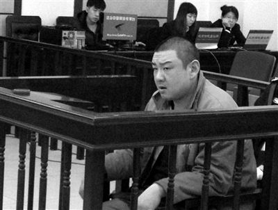 昨日，涉嫌诈骗养父的男子王樑在大兴法院受审。新京报记者 张媛 摄