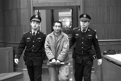 　　1月18日，被告人芦胜刚被带进法庭，他因积极赔偿被害方获得轻判。新京报记者 王贵彬 摄
