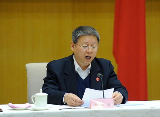 图为扶贫办主任范小建发言。