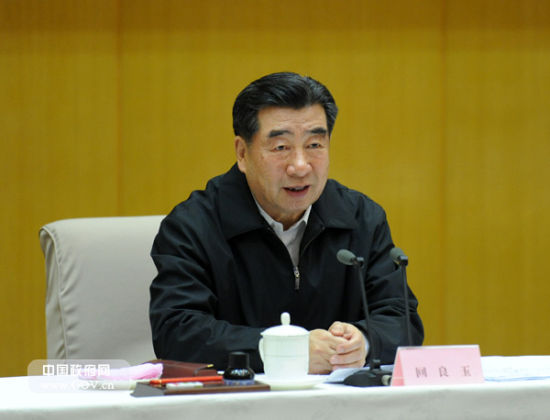 2013年1月18日，全国扶贫开发工作电视电话会议在国务院小礼堂举行。图为国务院副总理回良玉作重要讲话。