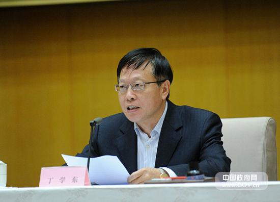 图为国务院副秘书长丁学东主持会议。