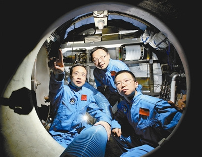 中国航天员中心科研人员进行科研攻关。朱九通摄