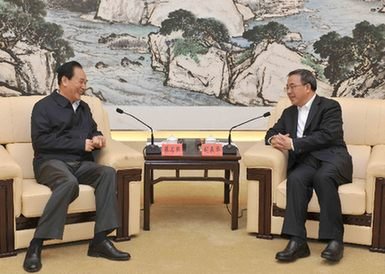 胡春华会见人民日报社总编辑 庹震参加会见