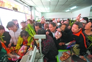 蔬菜从地头到餐桌身价渐涨流通环节推高菜价